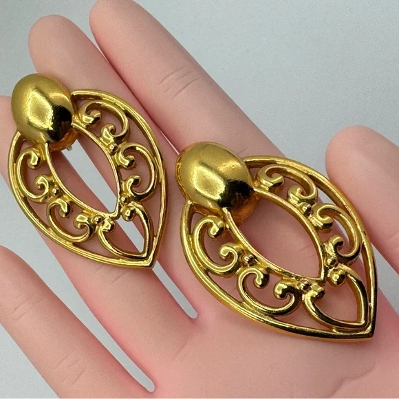 Vintage Gold Tone Filigree Clip On Earrings Elegant Scroll Statement - Picture 6 of 7